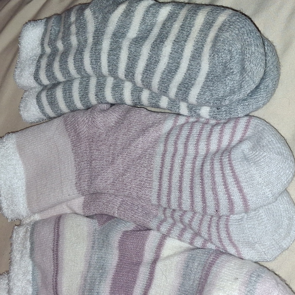 NWOT Lot Of 5 Soft Fuzzy Slipper Socks - Picture 4 of 5
